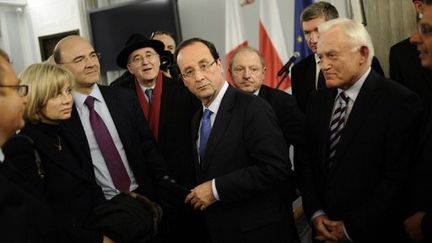 François Hollande, avec Pierre Moscovici et Elisabeth Guigou, a rencontré Leszek Miller, leader du SLD (FRED DUFOUR / AFP)