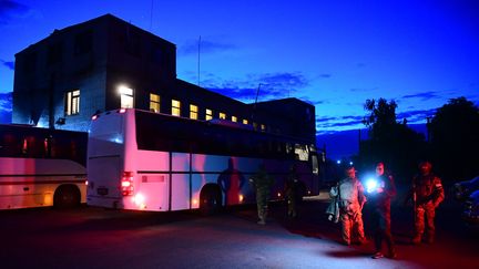 Des bus arrivant à la prison d'Olenivka, le 17 mai 2022, dans une zone contrôlée par les séparatistes prorusses de la région de Donetsk en Ukraine, avec à leur bord des prisonniers ukrainiens capturés à Marioupol, selon l'agence russe Sputnik. (ALEXEY KUDENKO / SPUTNIK / AFP)