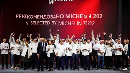 Des chefs moscovites célèbrent leurs étoiles au guide Michelin, le 14 octobre 2021, au Zaryady Concert Hall de Moscou (Russie). (DIMITAR DILKOFF / AFP)