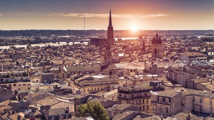 Vue aérienne de Bordeaux au coucher de soleil. (Illustration) (PJPHOTO69 / E+ / GETTY IMAGES)