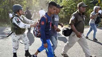 Des migrants d'Amérique centrale repoussés par des membres de la Garde nationale mexicaine, le 23 janvier 2020. (ALFREDO ESTRELLA / AFP)