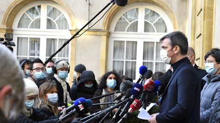 Le ministre de la Santé, Olivier Véran, s'exprime&nbsp;sur la situation sanitaire en Moselle&nbsp;lors d'une visite à Metz, le 12 février 2021. (JEAN-CHRISTOPHE VERHAEGEN / AFP)