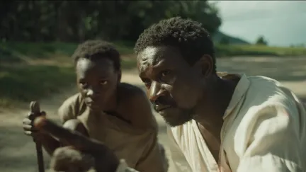 Les comédiens sénégalais Anna Diakhere Thiandoum, à gauche, et Ibrahima Mbaye dans une scène du film "Ni chaînes Ni maîtres" de Simon Moutaïrou. (CHI-FOU-MI PRODUCTIONS / LES AUTRES FILMS / STUDIOCANAL / FRANCE 2 CINEMA)