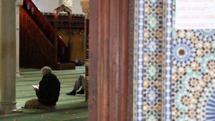 Un fidèle musulman faisant sa prière dans la grande mosquée de Paris (LUDOVIC MARIN / AFP)