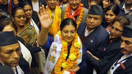 Katmandou, au Népal, le 28 octobre 2015: Bidhya Devi Bhandari salue ses partisans alors qu'elle quitte le Parlement après sa victoire électorale. Elle devient la première présidente du pays. ( AFP PHOTO / Prakash MATHEMA)