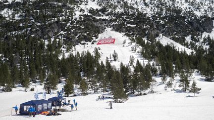 Une action du groupe d'extrême droite Génération identitaire dans les Hautes-Alpes, le 21 avril 2018. (ROMAIN LAFABREGUE / AFP)