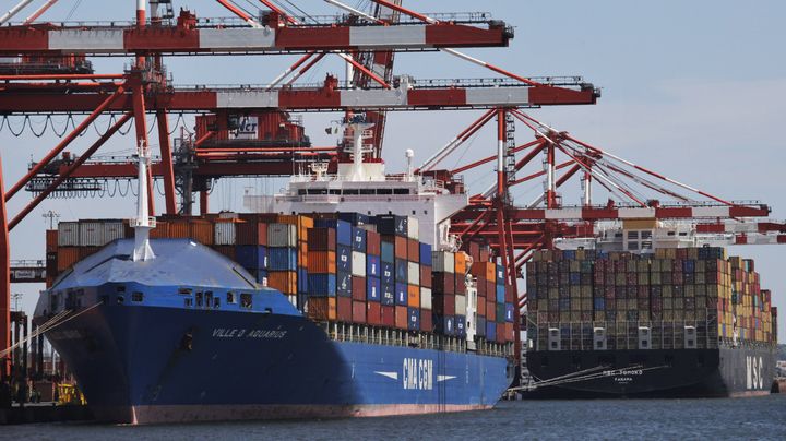 Des cargos dans le port de Newark, dans le New Jersey (Etats-Unis), le 27 juin 2012. (EDUARDO MUNOZ / REUTERS)