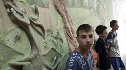 Des enfants de l'orphelinat de Donetsk (Ukraine) sont r&eacute;unis pour parler &agrave; des journalistes, lundi 14 juillet 2014.&nbsp; (DMITRY LOVETSKY / AP / SIPA)