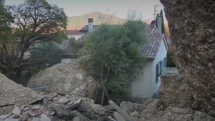 Alpes-de-Haute-Provence : un énorme bloc de roche détruit cinq maisons sans faire de victimes (Capture d'écran France 2)