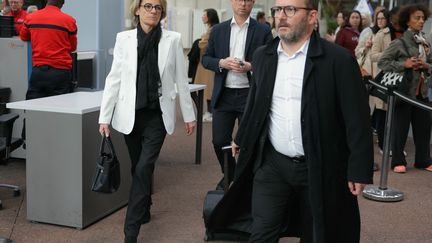 L'ancienne maire de Canteleu, Mélanie Boulanger, et son avocat Me Arnaud de Saint-Rémy, arrivent au tribunal de Bobigny, le 27 mai 2024. (THOMAS SAMSON / AFP)