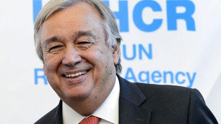 António Guterres a été de 2005 à 2015 le Haut commissaire des Nations Unies pour les réfugiés (HCR). Avant de diriger l'agence onusienne, il fut notamment Premier ministre du Portugal de 1995 à 2002. Le diplomate portugais est né en 1949 (ici , à Genève, dans les bureaux des Nations Unies, le 4 septembre 2015).  (FABRICE COFFRINI / AFP)