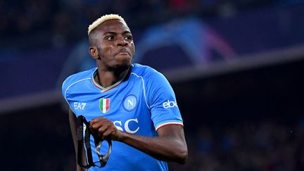 Victor Osimhen célèbre son but inscrit avec Naples en huitièmes de finale aller de la Ligue des champions contre le FC Barcelone au stade Diego Armando Maradona, le 21 février 2024. (TIZIANA FABI / AFP)