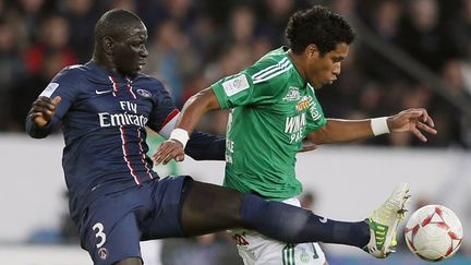 Brandao en duel avec Mamadou Sakho (KENZO TRIBOUILLARD / AFP)