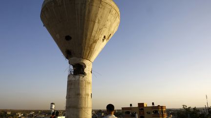 Un château d'eau de Gaza endommagé par un bombardement israélien en 2014 (MOHAMMED ABED / AFP)