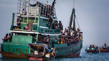 Des migrants secourus, pr&egrave;s des c&ocirc;tes indon&eacute;siennes, le 20 mai 2015. (JANUAR / AFP)