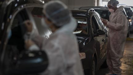 Des soignants procèdent à des tests de dépistages du Covid-19 dans un centre de Marseille (Bouches-du-Rhône), le 21 décembre 2020.&nbsp; (CHRISTOPHE SIMON / AFP)