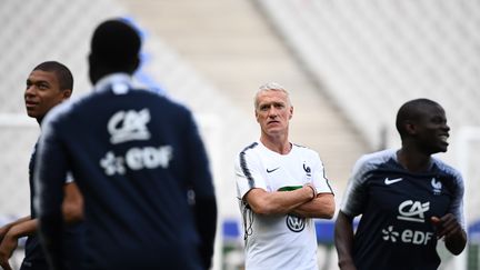 Didier Deschamps, sélectionneur des Bleus, lors d'une session d'entraînement au Stade de France, le 27 mai 2018. (FRANCK FIFE / AFP)