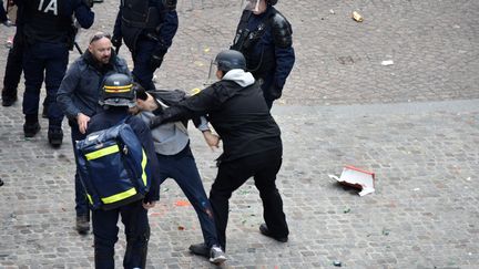 Alexandre Benalla (au centre), s'en prend à un manifestant, à Paris, lors des manifestations du 1er-Mai. (NAGUIB-MICHEL SIDHOM / AFP)