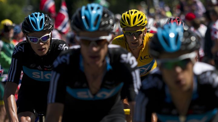 Les "Men in Black" de l'&eacute;quipe Sky ont cadenass&eacute; la course. (LIONEL BONAVENTURE / AFP)