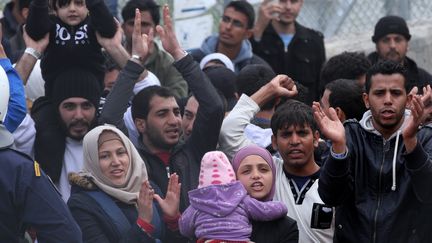 Réfugiés : l'accord UE-Turquie mis en place dès lundi mais contesté