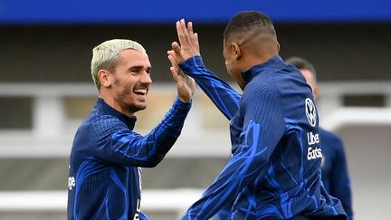 Antoine Griezmann et Kylian Mbappé lors d'un entraînement à Clairefontaine en septembre 2022. (FRANCK FIFE / AFP)