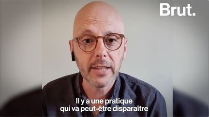 Il va être difficile de continuer à la faire... Signe de trahison, de fidélité, de reconnaissance ou encore d'affection. L'historien Thomas Snegaroff raconte l'histoire de la bise et comment cette pratique a évolué au fil des siècles.