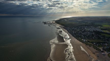 La plage Gold Beach, situ&eacute;e entre Asnelles et Ver-sur-Mer sur la c&ocirc;te occidentale du Calvados. (CORMON FRANCIS / HEMIS.FR / AFP)