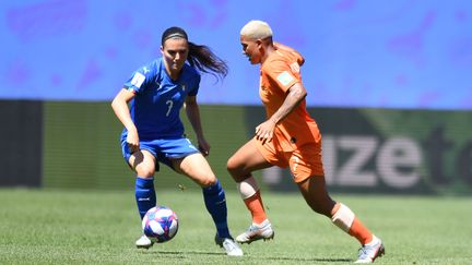 Alia Guagni (Italie) face à Shanice van de Sanden (Pays-Bas), pendant leur quart de finale du Mondial féminin, à Valenciennes. (MIRKO KAPPES / FOTO2PRESS)