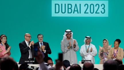 La présidence de la COP28 applaudit l'adoption du bilan de l'accord de Paris, à Dubaï (Emirats arabes unis), le 13 décembre 2023. (GIUSEPPE CACACE / AFP)