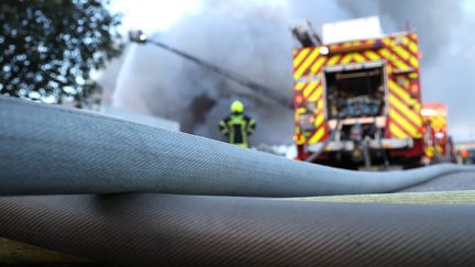 Des sapeurs-pompiers mobilisés contre un incendie, en Alsace, en 2022. Photo d'illustration. (JEAN-MARC LOOS / MAXPPP)