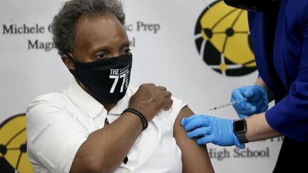 La maire de Chicago (Etats-Unis), Lori Lightfoot, reçoit une dose de rappel du vaccin contre le Covid-19 le 12 novembre 2021 dans sa ville. (SCOTT OLSON / GETTY IMAGES NORTH AMERICA / AFP)