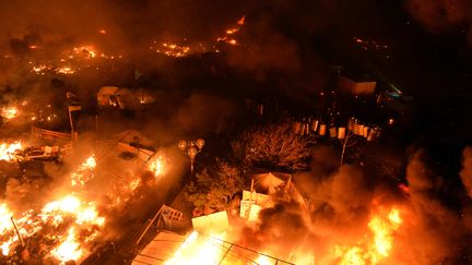 "Le centre de Kiev, le coeur de l'Ukraine est en flammes ! Arr&ecirc;tez-vous." C'est le cri du c&oelig;ur lanc&eacute; par&nbsp;un opposant aux policiers depuis la sc&egrave;ne dress&eacute;e sur le Ma&iuml;dan,&nbsp;haut lieu de la contestation. (SERGEI SUPINSKY / AFP)