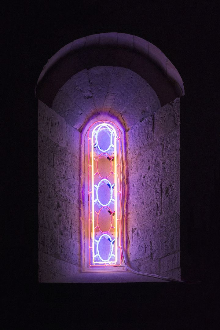 Un vitrail illuminé par Pierre Malphettes dans l'église de Saint-Martin-de-Londres, 2015
 (Camille Sonally)