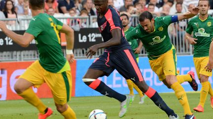 Cheick Diabate passe en force dans la défense de l'AEK Larnaca (MEHDI FEDOUACH / AFP)