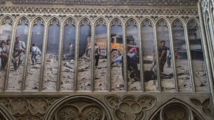 Scène de guerre en Syrie sur les murs de la cathédrale de Bayeux. (PM)