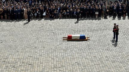 Le président de la République, Emmanuel Macron, et de nombreux personnalités se recueillent devant le cercueil de Simone Veil, le 5 juillet 2017, dans la cour d'honneur des Invalides, à Paris.&nbsp; (ALAIN JOCARD / AFP)