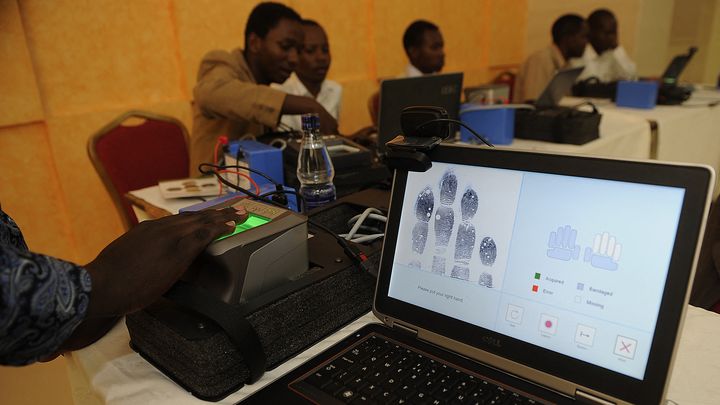 Démonstration de l’utilisation d’un kit d’enregistrement biométrique des électeurs (BVR) à Kasarani, Nairobi, le 6 novembre 2012. (SIMON MAINA / AFP)