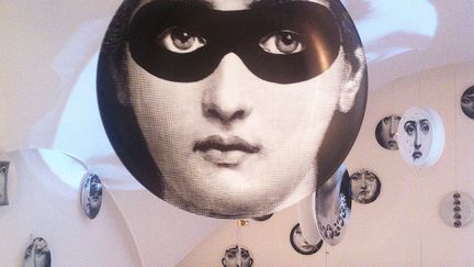 L'un des objets les plus célèbres produits par Piero Fornasetti est l'assiette de porcelaine ornée du visage doux et rond de la cantatrice lyrique italienne Lina Cavalieri (1874-1944). Il en existe pas moins de 350 versions.
 (Culturebox)