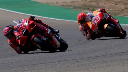 Francesco Bagniai (Ducati) devant Marc Marquez (Honda).&nbsp; (LLUIS GENE / AFP)