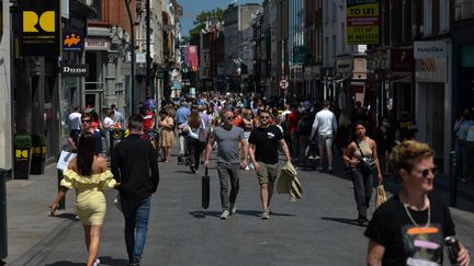 Des personnes sur la Grafton Street à Dublin (Irlande) le 29 juin 2021. (ARTUR WIDAK / NURPHOTO)