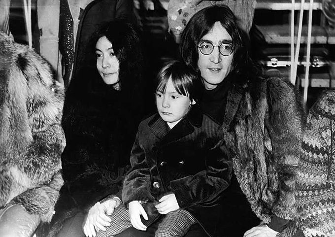 Yoko Ono avec John Lennon et son fils Julian en 1968
 ( UNIVERSAL PHOTO/SIPA)