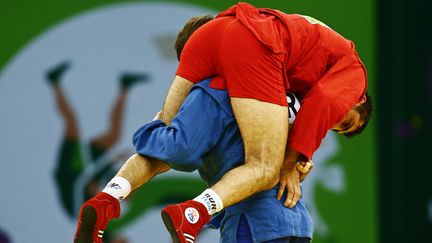 L'Azerba&iuml;djanais Amil Gasimov (en rouge) et&nbsp;le Bi&eacute;lorusse Stsiapan Papou, aux Jeux europ&eacute;ens de Bakou, en Azerba&iuml;djan,&nbsp;le 22 juin 2015. (KAI PFAFFENBACH / REUTERS)