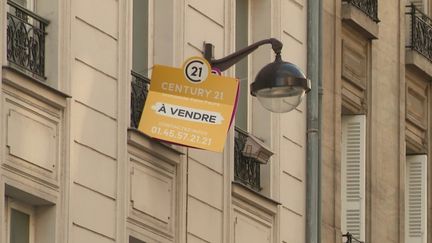 Le taux moyen d'emprunt pour des crédits immobiliers sur 20 ans est de 4,25%. Des mesures d'assouplissement ont été annoncées, lundi 4 décembre, dont un crédit remboursable sur 27 ans. (France 2)