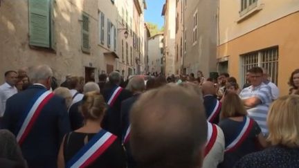 La cérémonie en l'honneur du maire décédé à Signes (Var) était remplie d'émotion vendredi 9 août. De nombreux habitants du village étaient venus pour lui rendre un dernier hommage. Thomas Cuny revient sur la cérémonie, en direct sur place. (FRANCE 3)