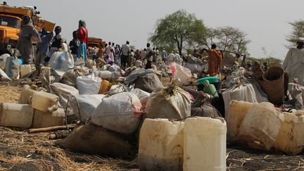 Yida, qui était une ville de seulement 400 âmes, est devenue aujourd'hui un territoire de 1.200 hectares  où s'entassent près de 75.000 réfugiés répartis selon leur ethnie. 

Deux tiers sont des femmes et des enfants qui dépendent tous des nombreuses associations humanitaires. Beaucoup d'enfants souffrent de malnutrition.

Mais de plus en plus de réfugiés arrivent sans carte de rationnement et certains ne se sont même pas enregistrés auprès du Haut Commissariat des Nations-Unies pour les réfugiés. (AFP PHOTO/Hannah Mc&#039;NEISH)