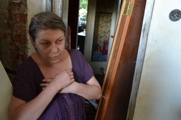 Nadiedjda lives in a building near the one hit by a Russian bombardment, Sunday July 10, in Chassiv Yar in eastern Ukraine (VALENTIN DUNATE / RADIO FRANCE)