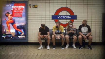 Des passagers du métro, le 23 juin 2021 à Londres (Royaume-Uni). (SHUHEI YOKOYAMA / YOMIURI / AFP)