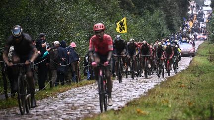 Les coureurs de la 119e édition de Paris-Roubaix retrouveront les pavés, dimanche&nbsp;17 avril&nbsp;2022. (ANNE-CHRISTINE POUJOULAT / AFP)