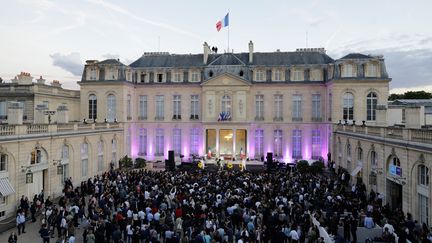 Le public assiste à un concert dans la cour du Palais de l'Elysée lors de la Fête de la musique, le 21 juin 2019. (LEWIS JOLY / POOL / AFP)