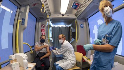 Une campagne de vaccination mobile organisée dans un tramway par la municipalité à Vienne (Autriche), le 1er octobre 2020. (JOE KLAMAR / AFP)